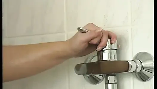 Тинка с короткой стрижкой принимает душ