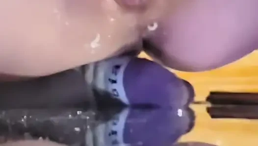 Istri ngomong kotor muncrat tiga kali di panggilan video