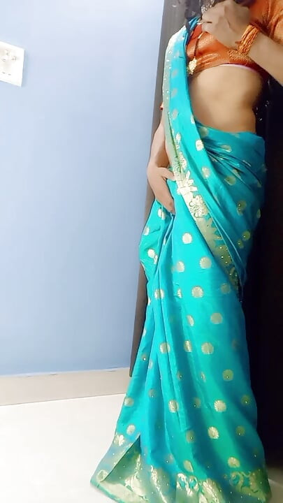 ถอด saree แม่เลี้ยงและกระโปรงผ้าซาตินของฉันออก
