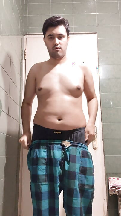 Iranian guy gets naked and jerks off