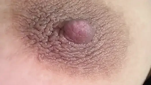 Stiefmutter lutscht sehr genussvoll an ihren riesigen Nippeln