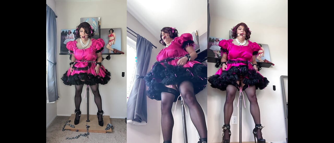 Růžová Sissy služka Candy je uzamčena na svém dildo standu a jezdí na její tyči