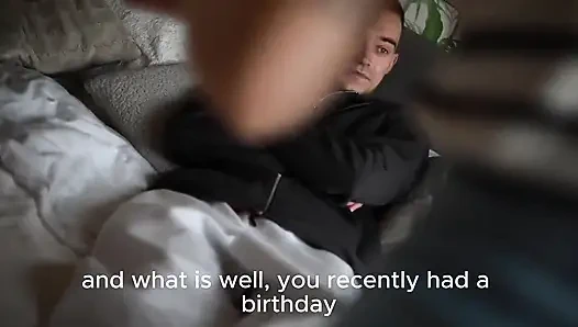 Sie Gab Ihm Ein T-shirt Und Setzte Sich Auf Sein Gesicht