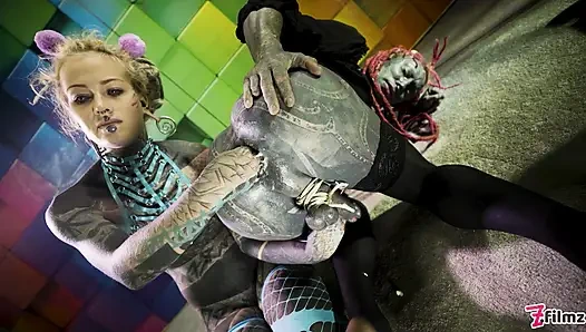 Büyük dövmeli trans Lily Lu anal yumrukla sikiliyor