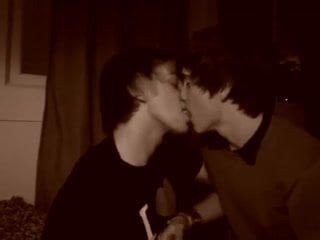 Due ragazzi si baciano