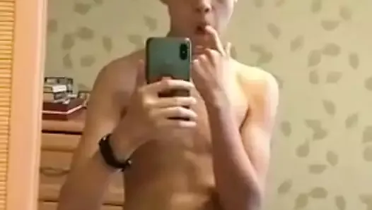 Hot twink cumming in front of mirror