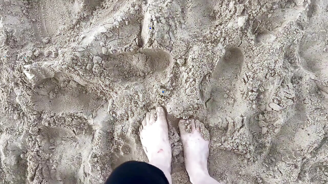 Barfota promenader på stranden Sfw