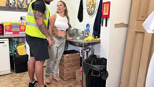 Жесткий трах на кухне с Энди Ли