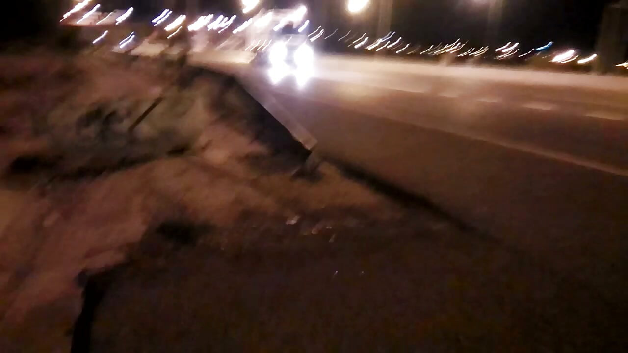 Hubad sa kalsada sa harap ng traffic sa gabi