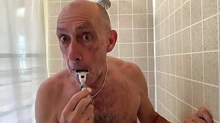 Daoud duscht und rasiert sein gesicht