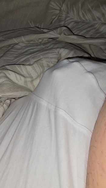 Stiefmutter hand unter höschen und handjob stiefsohn-schwanz | Clip 1