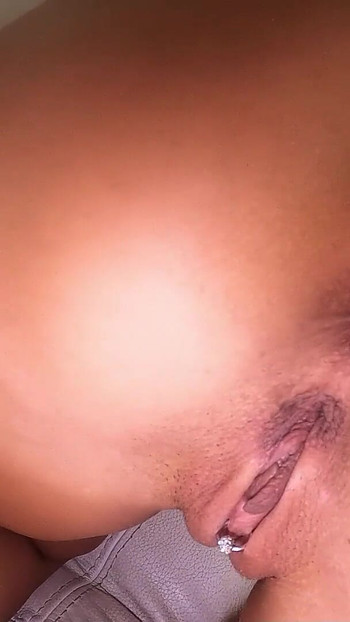لحظة مثيرة من "Thressome ألماني حقيقي للهواة مع رجل عجوز يمارس الجنس مع كاثي بي وأليس سويت"