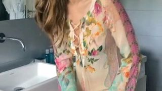 Elizabeth hurley 在晒日光浴前给自己涂油 2019