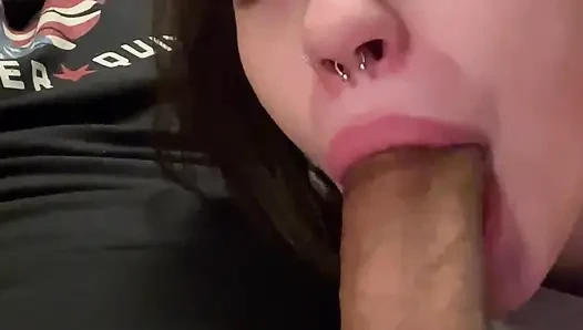 Gadis 18 tahun nyepong kontol pertamanya!!