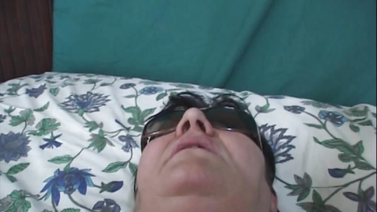 아마추어 뚱뚱한 밀프가 그녀의 얼굴을 가리고 깊은 오럴을 해주다