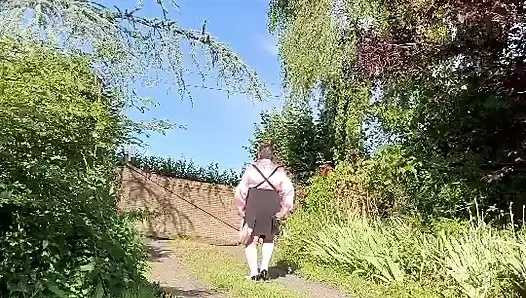 Dışarıda bir akşam için küçük strappy etekli giyinmiş
