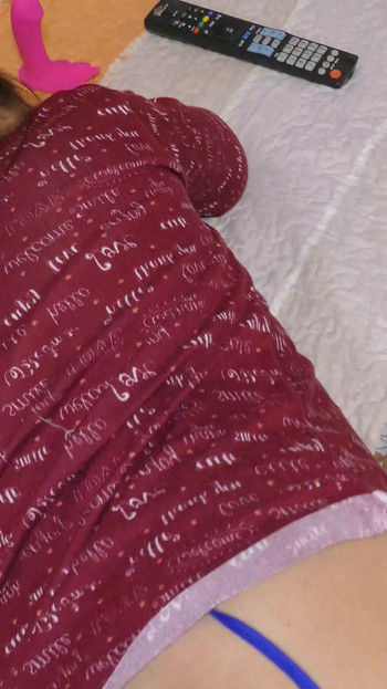 Uzbudljiv trenutak iz "DUBOKA GUZA GUTA OGROMAN DUGI DEBELI CRNI DILDO, ONA DOŽIVLJAVA ANALNI ORGAZAM"