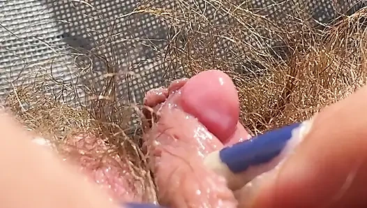 Amateur behaartes amateur-mädchen mastubiert in nahaufnahme mit riesigem kitzler
