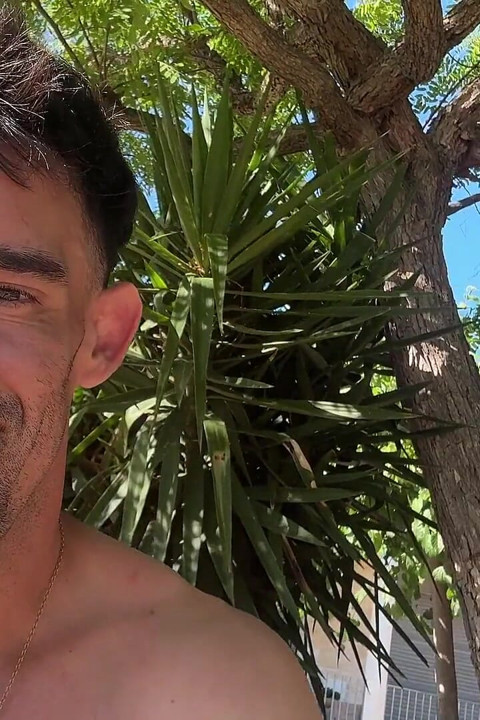 Rozbieram się po całym mieście, a potem idę na plażę