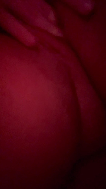 饥渴的家伙抚摸小荡妇