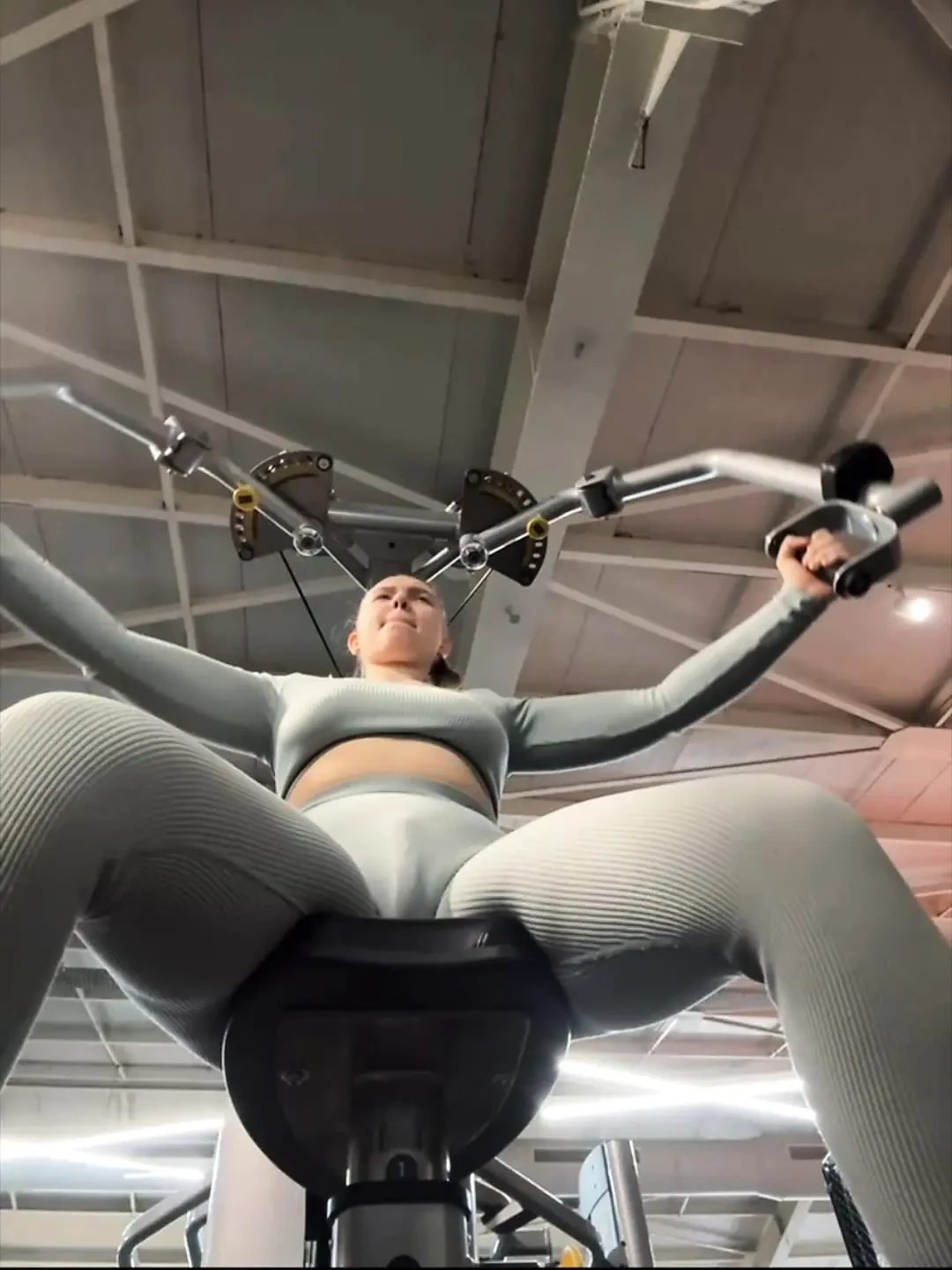 Masturbe si fort dans la salle de sport