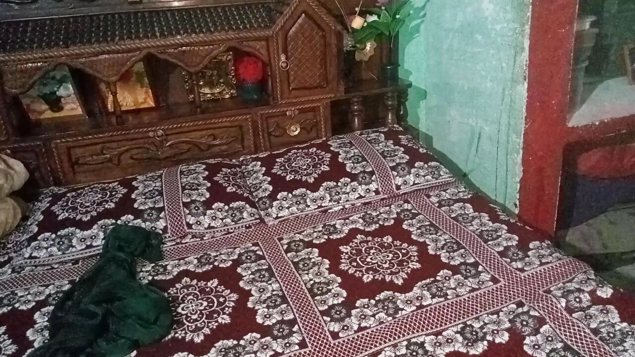 私の妻のパニスを口の中に