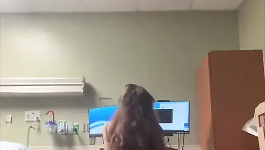 Kötü kız yatak istirahatinde