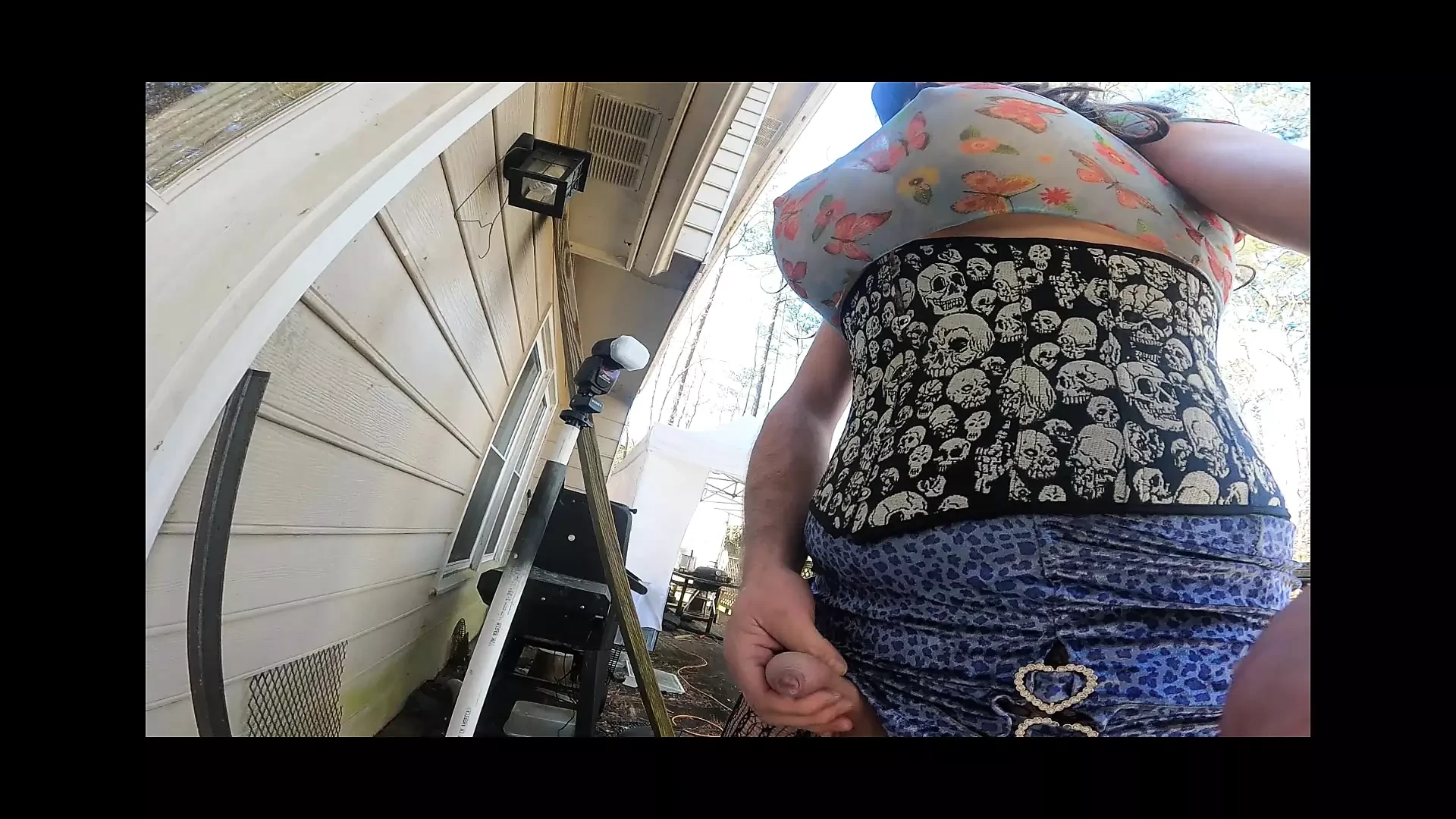 Óriás műmellű crossdresser Jon Madárijesztő nézi a crossdressert Jon Madárijesztő fotózása és élvezése