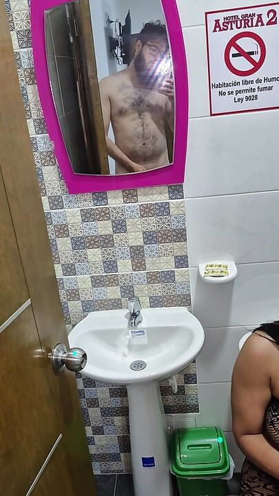 Esposa Es Un Poco Timida Cuando La Descubro En El Baño
