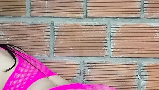 Üvey kız kardeşimin sıkı vajinasını mastürbasyon yapıyorum ve mükemmel doğal göğüslerle oynuyorum
