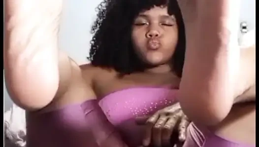 Pantat montok gemetar dan memek berbulu muncrat