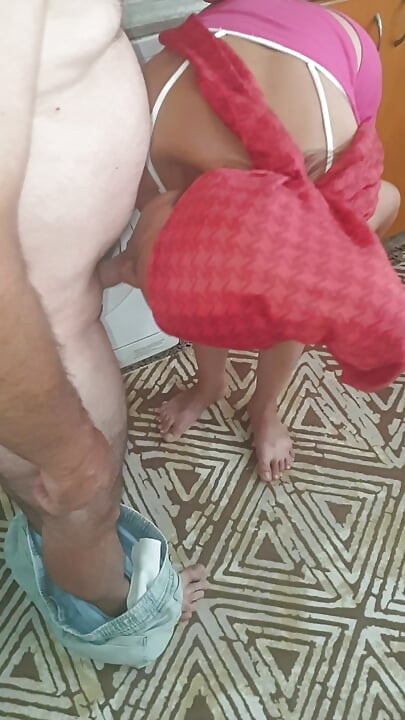 Έβαλα την υπηρέτριά μου, που φοράει μαντίλα, να μου κάνει στοματικό σεξ στην κουζίνα.