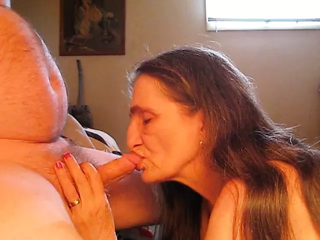 Je peux sucer une bite pendant des heures, une gorge profonde aussi et avaler du sperme