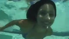 Sexy bikini babes dưới nước