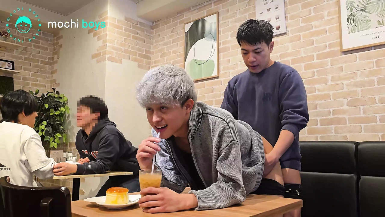 在公共日本咖啡馆做爱