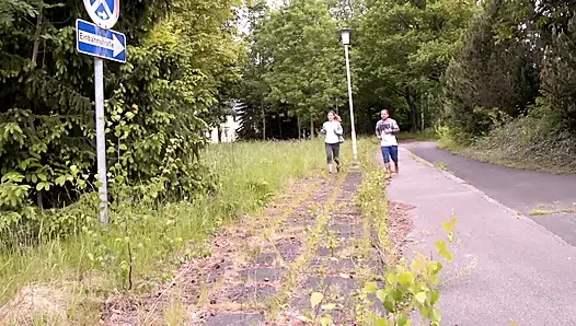 Cewek seksi rambut cokelat dengan pantat bahenol lagi asik ngentot memeknya yang lebar di luar ruangan