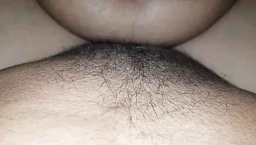 Tetangga unty memberikan pukulan dan menjadi gila tanpa sengaja muncrat di dalam