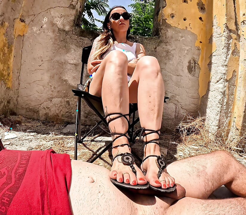 Onderdanig onder mijn sandalen - veters, likken en extatische afwerking