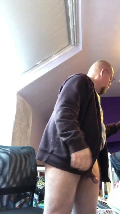 Mikey Notts cuts pubes