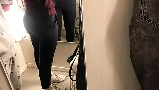 Скрытая минет в раздевалке - девушка сосет член в магазине одежды RAW