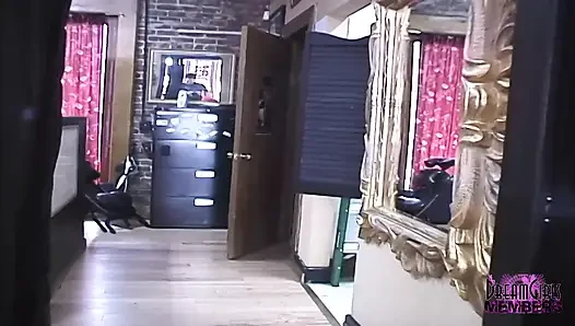 Ей татуируют девушек мечты на ее красивую задницу