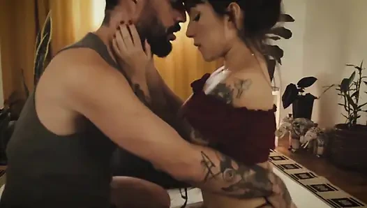 Большая брюнетка получает потрясающий массаж члена