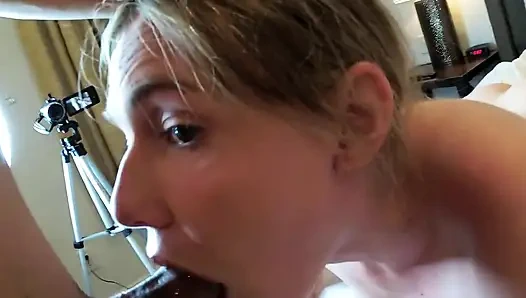 Si cewek nakal rambut pirang rhyder lagi asik nyepong kontol sampai tenggorokan