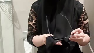 Fată sexy cu hijab alb cu kebaya jucându-se în toaletă până la stropire