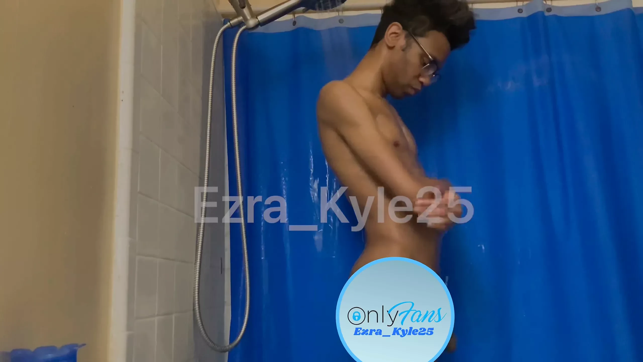 Ezrakyle25 toma una ducha matutina sexy, video completo en onlyfans