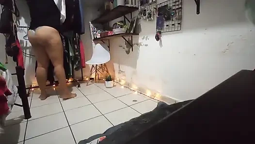 Cewek meksiko dengan pantat bahenol lagi asik melipat bajunya pakai celana dalam thong