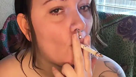 Kilolu sigara içen kadın mastürbasyon yapıyor