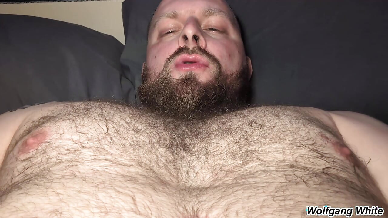 Stiefvaters nippel lecken, während er wichst - BOTTOM-pOV-rollenspiel - wolfgang white solo-masturbation