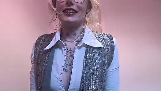 Seksi emlakçı satışı yapmak için çaresiz