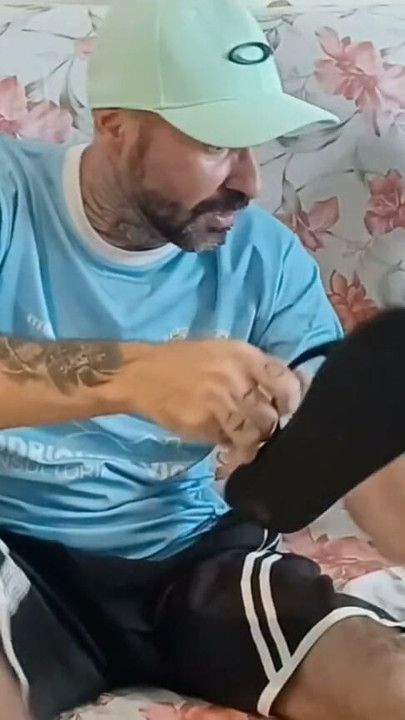 Esposa se exhibe ante el amigo de su cornudo | Clip 1